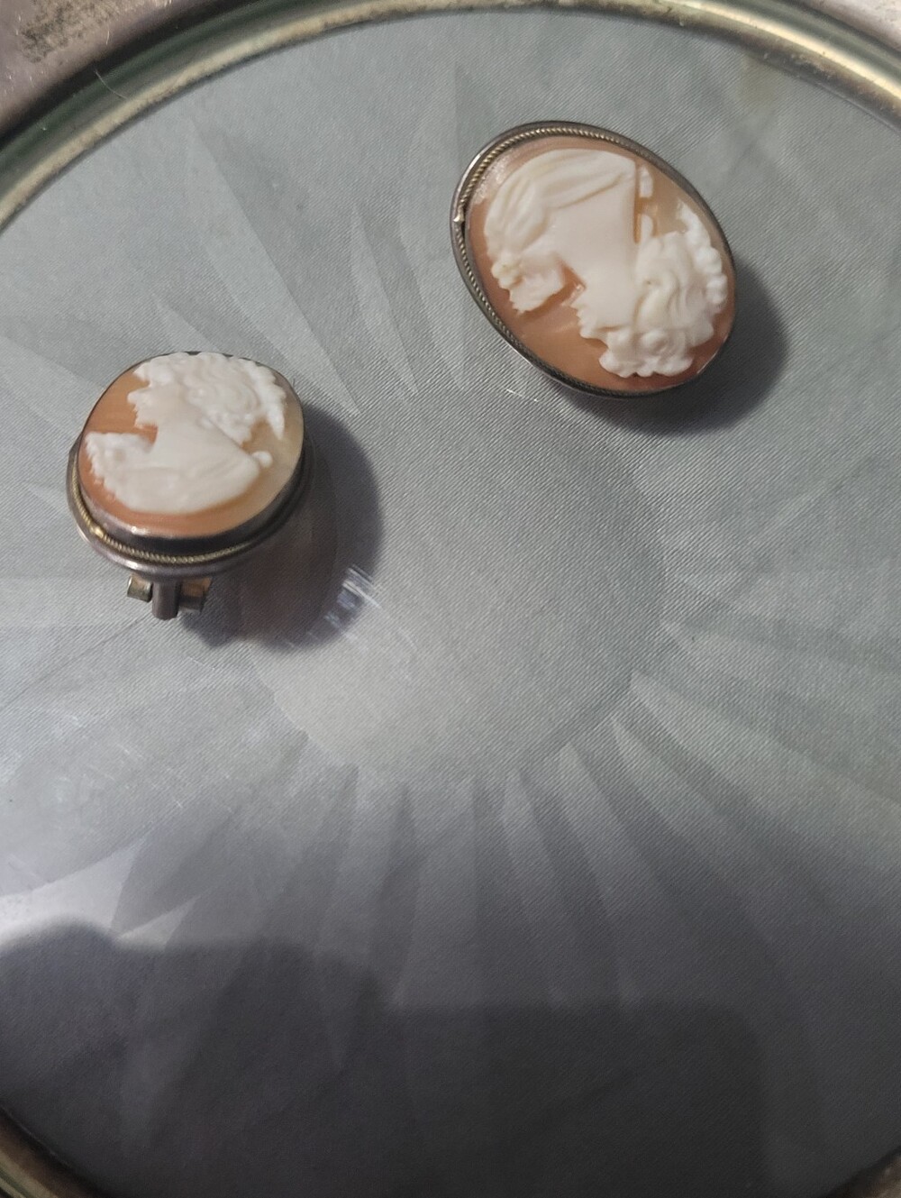 Classic Cameo Antique 800 Silver And Gold Clip On Earrings White on Peach Shell